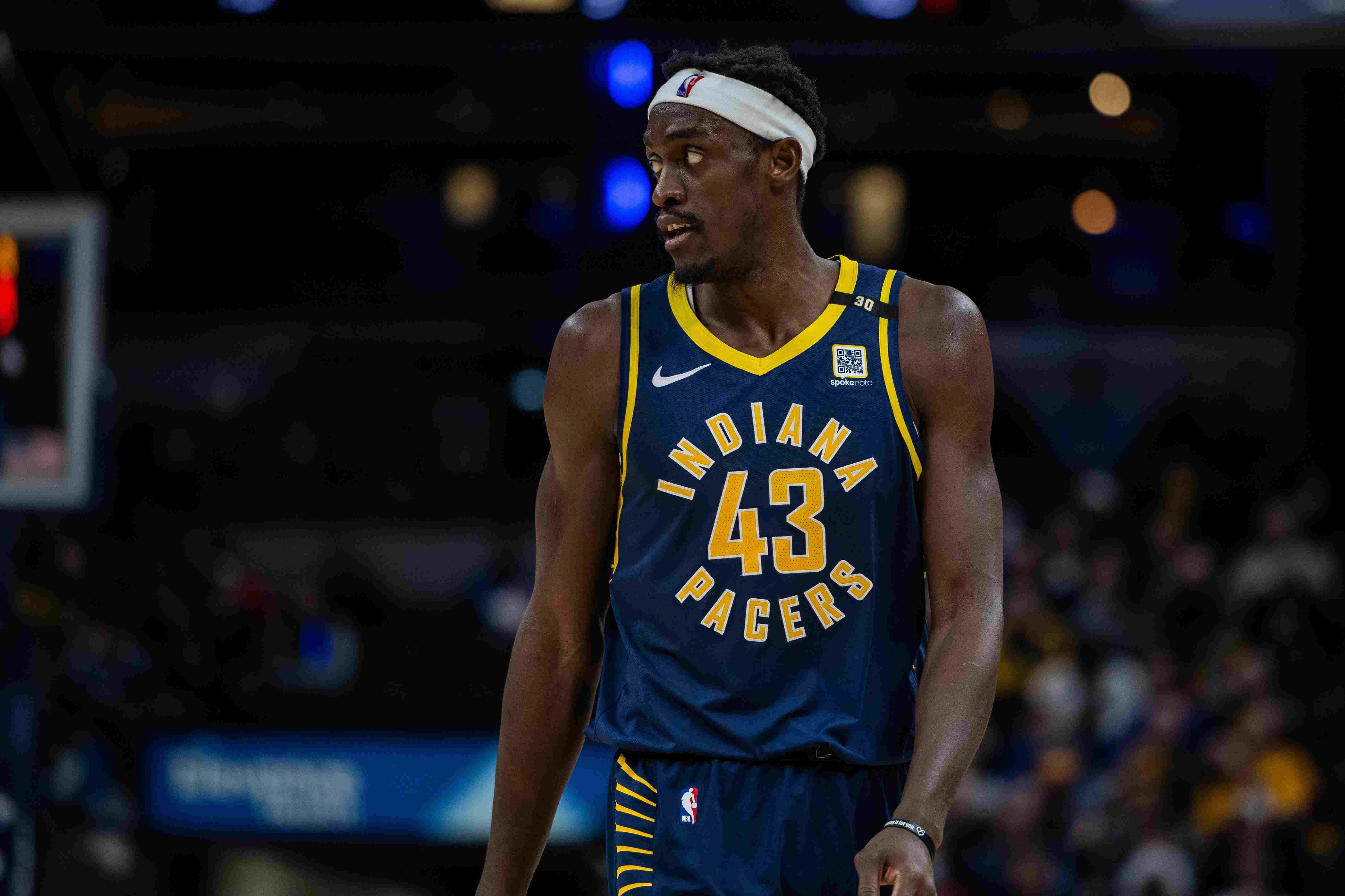 星空-西亚卡姆迎来十五赛季出色发挥，勇士观众热烈欢呼！上演精彩一战-星空